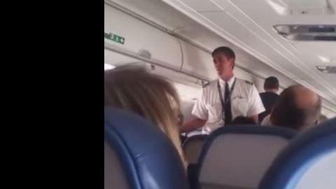 Momento en que el piloto habla con los pasajeros.
