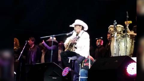 El cantautor sigue batallando contra el cáncer con otro mal más.