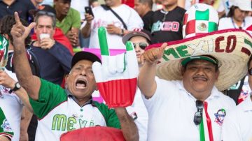 La leal afición mexicana llegó a hacer ruido para apoyar a los suyos en el arranque de la Serie del Caribe 2015.