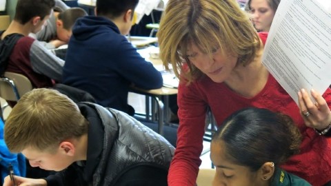 Theresa Dunlap Kutza ayuda a la  estudiante Nicole Blake-Ramsay durante la clase de fisiología y anatomía.