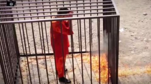 Imagen publicada por ISIS de la muerte del piloto de Jordania.