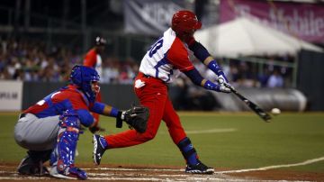 El jugador cubano Yulieski Gurriel batea ante Puerto Rico por la Serie del Caribe.