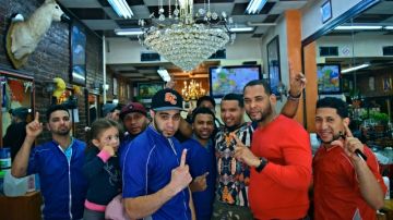 Barberos y sus clientes dominicanos en Washingto Heights esperan que sus Gigantes del Cibao rompan la hegemonía mexicana en la Serie del Caribe.