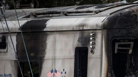 Residentes calificaron como peligroso el cruce donde el tren Metro-North impactó la camioneta.