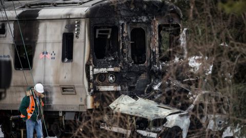 Residentes calificaron como peligroso el cruce donde el tren Metro-North impactó la camioneta.