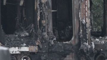 El auto se incendió inmediatamente tras el impacto.