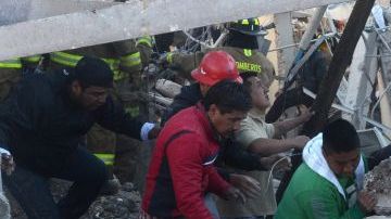 Búsqueda de víctimas en los escombros del hospital materno-infantil de Cuajimalpa en Ciudad México.