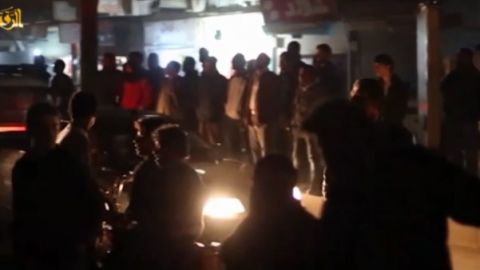Los extremistas observaron la ejecución de Muaz Kasasbeh en la ciudad de Raqqa.