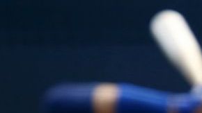 El jugador venezolano César Valdez en el partido entre Cuba y Venezuela en el estadio Hiram Bithorn.