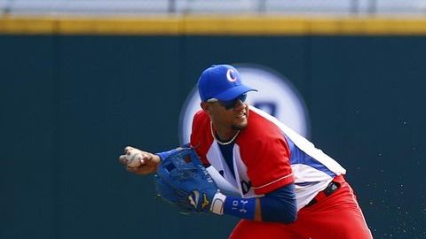 El jugador venezolano José Gil es ponchado en segunda base custodiada por el cubano Yulieski Gurriel.