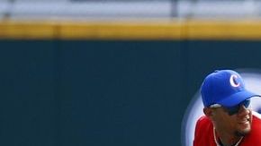 El jugador venezolano José Gil es ponchado en segunda base custodiada por el cubano Yulieski Gurriel.