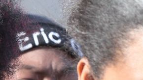 La madre e hija de Eric Garner, Gwen Carr (derecha) y Erica, respectivamente.