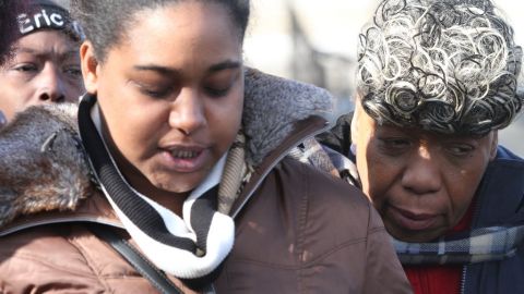 La madre e hija de Eric Garner, Gwen Carr (derecha) y Erica, respectivamente.