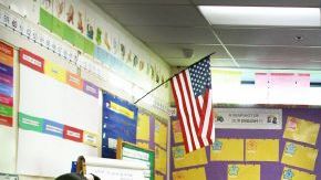 La ley se dirigía a eliminar la brecha de conocimientos en escuelas públicas.