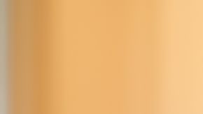 El estilista Marcos Carrasquillo peina a la presentadora Patricia Zavala con el estilo 'wet look', para su desfile por la alfombra roja de los Golden Globe 2015.