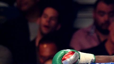 El 'Money' tiene contrato con una televisora por dos peleas más, antes de lo que podría ser su retiro del boxeo.