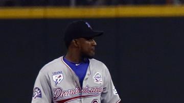Luis Figuero de los Cangrejeros de Puerto Rico (d) celebra en segunda.