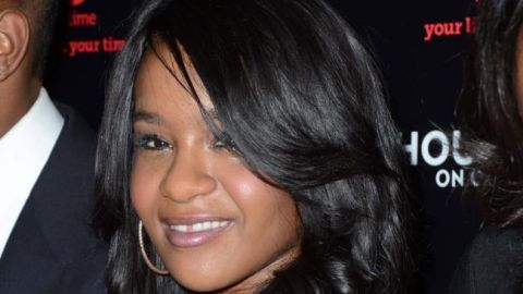 Bobbi Kristina Brown, la hija de Whitney Houston, se encuentra en coma inducido.