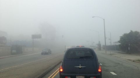 La densa neblina reduce la visibilidad en las carreteras esta mañana.