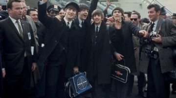 John Lennon, Paul McCartney, Ringo Starr y George Harrison cuando aterrizaron en el JFK.