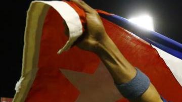 Livan Moinelo, de Cuba celebra con el equipo tras ganar su primera Serie del Caribe de Béisbol, en el estadio Hiram Bithorn de San Juan, tras vencer a México 3 a 2.