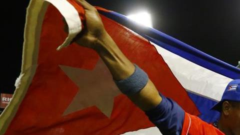 Livan Moinelo, de Cuba celebra con el equipo tras ganar su primera Serie del Caribe de Béisbol, en el estadio Hiram Bithorn de San Juan, tras vencer a México 3 a 2.
