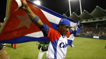 Livan Moinelo, de Cuba celebra con el equipo tras ganar su primera Serie del Caribe de Béisbol, en el estadio Hiram Bithorn de San Juan, tras vencer a México 3 a 2.