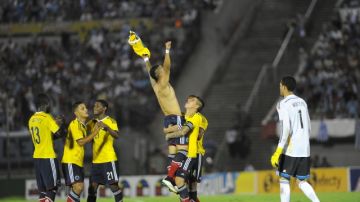 Jugadores de Colombia festejan la goleada 3-0 a Brasil en la jornada final del Sudamericano Sub-20.
