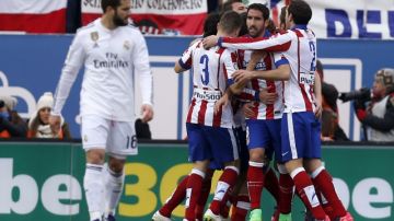 Jugadores del Atlético de Madrid festejan la goleada 4-0 sobre el Real Madrid  ayer en el Vicente Calderón.