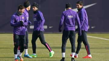 Lionel Messi (izq) y otros jugadores del Barcelona en un entrenamiento para enfrentar al Athletic de Bilbao.