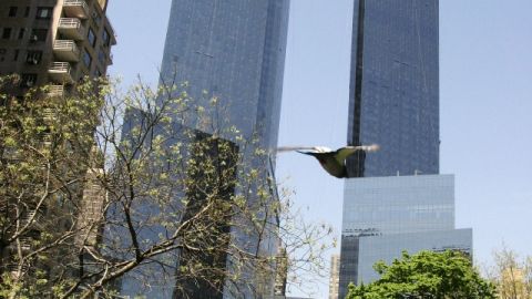 Exterior del exclusivo edificio Time Warner donde viven varios magnates investigados.