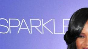 La chica continúa "luchando por su vida".