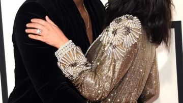 Kanye West besuqueando a Kim Kardashian en los Grammys.