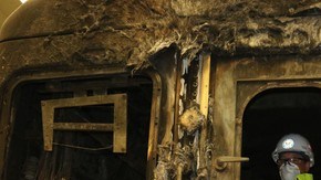 Imágenes de los daños que sufrió el vagó que impactó el auto.