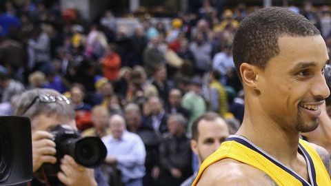 Gregg Popovich se abraza con George Hill, de los Pacers de Indiana, tras sumar 1,000 victorias en la NBA.