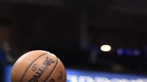 Jamal Crawford intenta lanzar a canasta ante la defensa de los Mavericks.