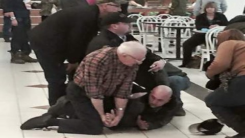 El abuelo aplicó una llave crucial.