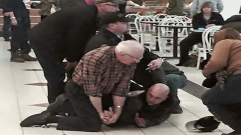 El abuelo aplicó una llave crucial.
