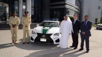 Autoridades de Dubai muestra un Lexus RC F que forma parte de la flota de la policía.