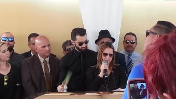 Toni Costa no se separó de Adamari durante todo el funeral.