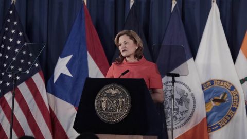 El marco del discurso - ambientado con la bandera boricua y la música de Héctor Lavoe - parecía más el de un lanzamiento de campaña.