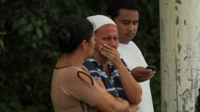 Familiares de una persona asesinada en el asalto a un autobús en San Luis Talpa, El Salvador.