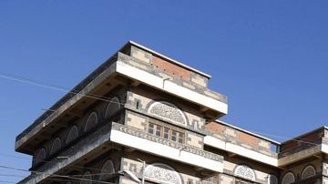 Soldados yemeníes hacen guardia a las puertas de la embajada de Estados Unidos en Saná.