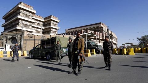 Soldados yemeníes hacen guardia a las puertas de la embajada de Estados Unidos en Saná.