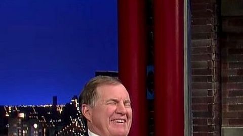 Buen momento entre Bellichick y Letterman.