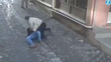 La mujer fue rescatada por otro hombre.