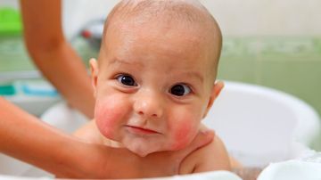 El baño es un momento ideal para estimular los sentidos del bebé.