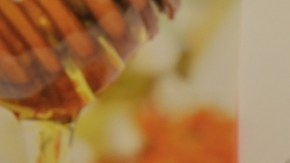 Chiles modernos a la miel rellenos de camarones.