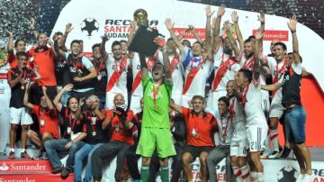 Los jugadores de River Plate festejan al ganar la Recopa Sudamericana ante San Lorenzo  en el estadio Nuevo Gasómetro.