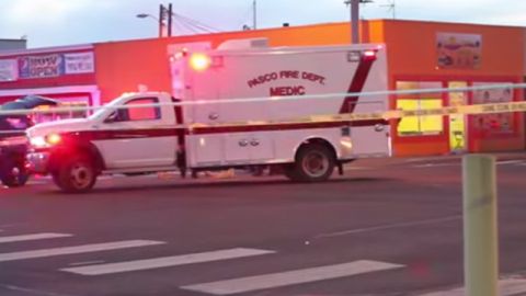 Una ambulancia se dirige al lugar donde policías mataron a tiros a Antonio Zambrano en Pasco, Washington.